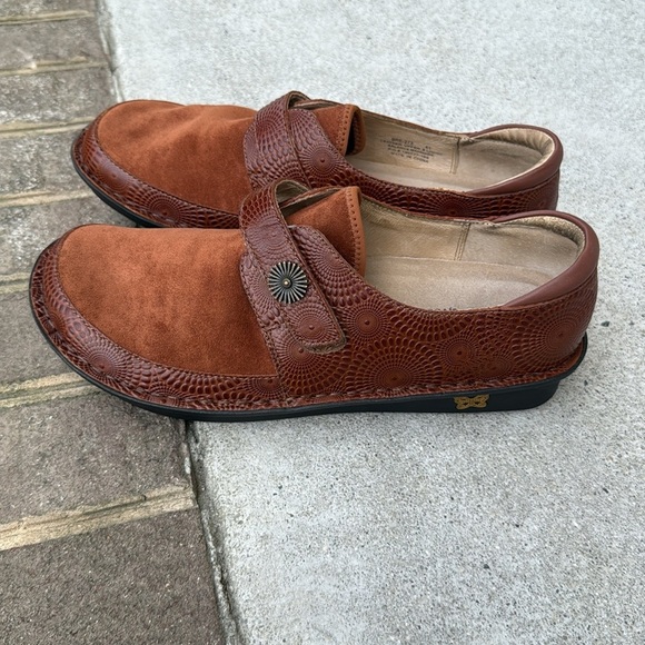 Alegria Brenna Brandy Brown Suede Leather Embossed Clogs. Size 41 ( 10.5-11 ). - Picture 2 of 12